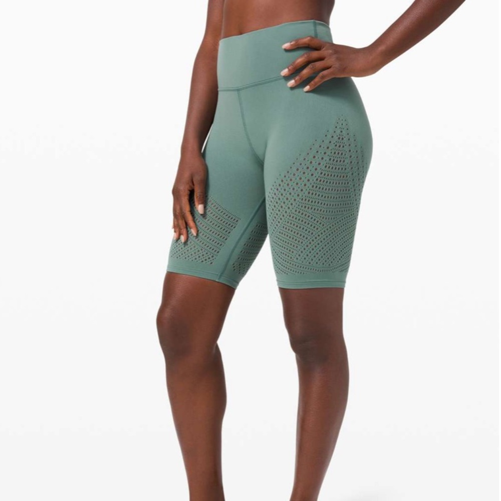 Lululemon High Rise Reveal Short in Digital Rain